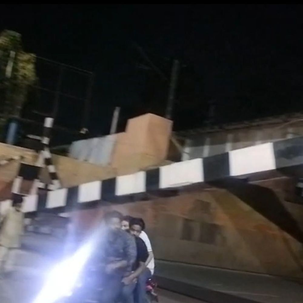 ट्रक की टक्कर से रेलवे ट्रैक का प्रोटेक्टर टूटा:रात में हुआ हादसा, मौके पर पहुंची पुलिस