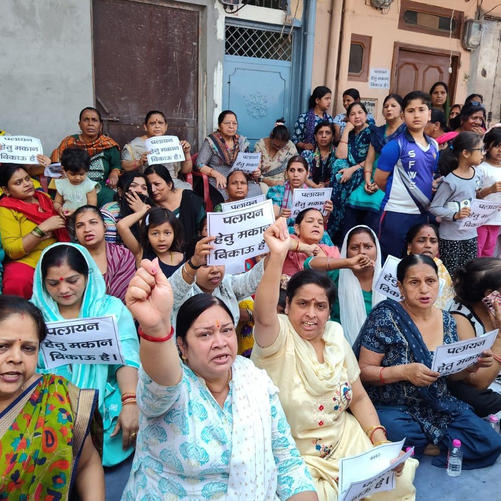 जन जन की यही पुकार बचालो हमारा घर परिवार:मेरठ की सेंट्रल मार्केट प्रकरण में सुप्रीम कोर्ट के आदेश के विरोध में उतरे व्यापारी और स्थानीय निवासी