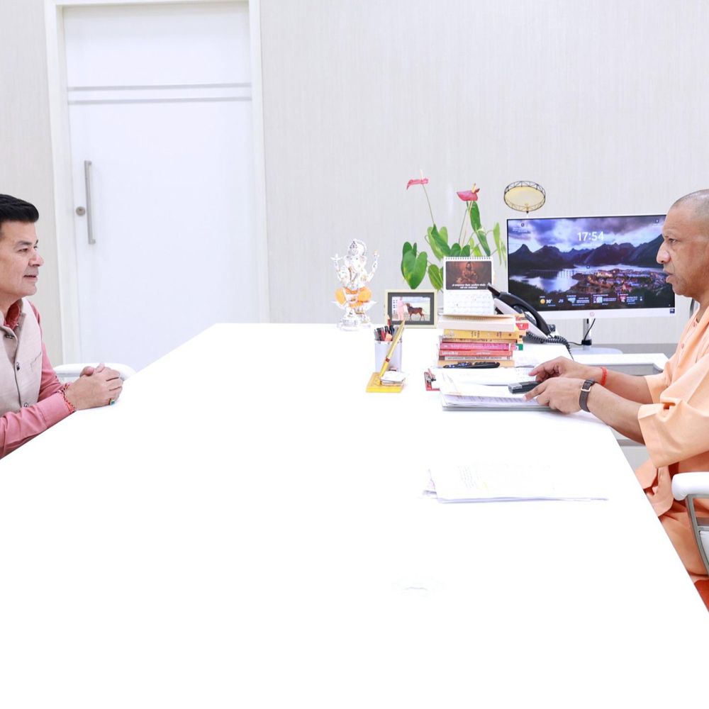 सीएम योगी से मिले मेयर डॉ. उमेश गौतम:रोबोट साफ करेंगे नाले, डोर-टू-डोर कूड़ा कलेक्शन होगा डिजिटल, बुलडोजर पकड़ेगा तेजी