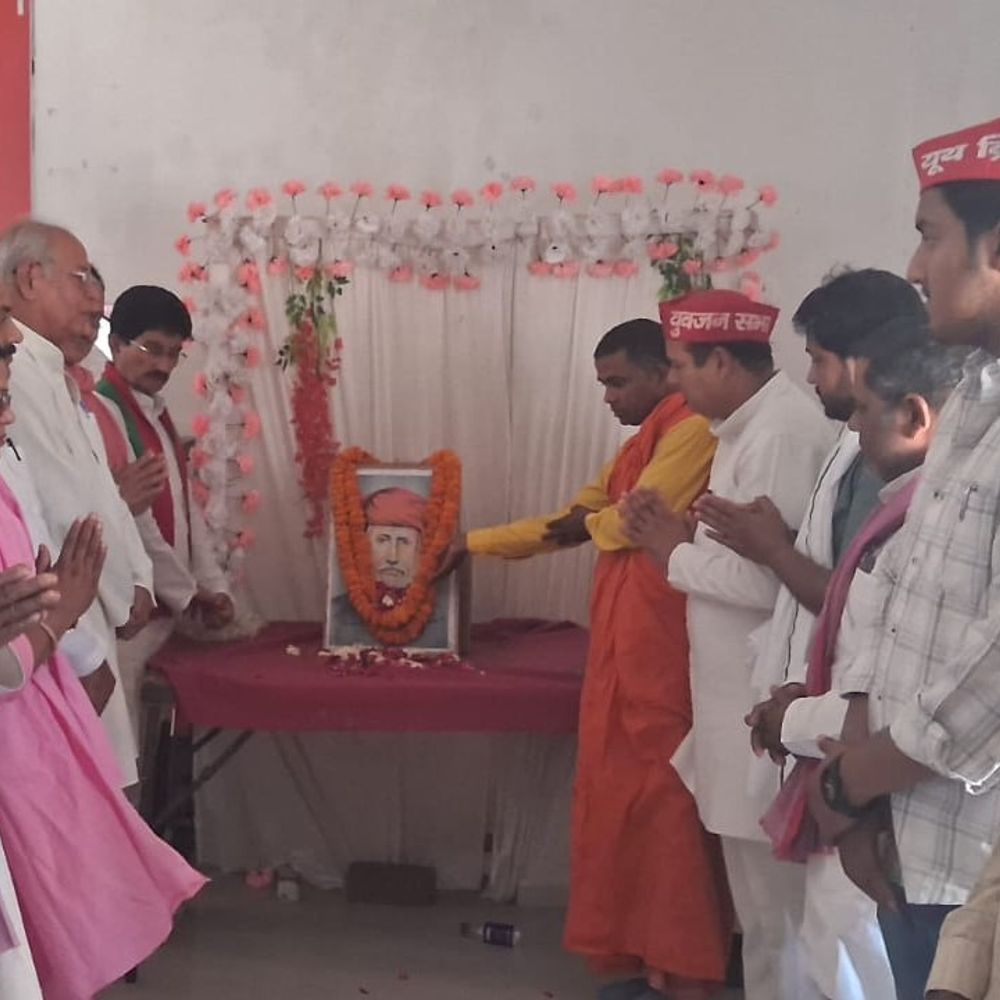 सपा कार्यालय में मनाई महात्मा ज्योतिबा फुले जयंती:सामाजिक न्याय के लिए उनके योगदान को याद कर संकल्प दोहराए गए