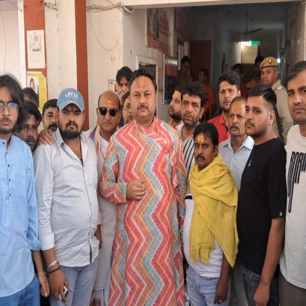 पहले मारी कार में टक्कर,फिर की पिटाई:दिल्ली से आए पर्यटकों ने भागवत प्रवक्ता पर किया हमला, ब्रजवासी और साधु संतों ने जताया विरोध