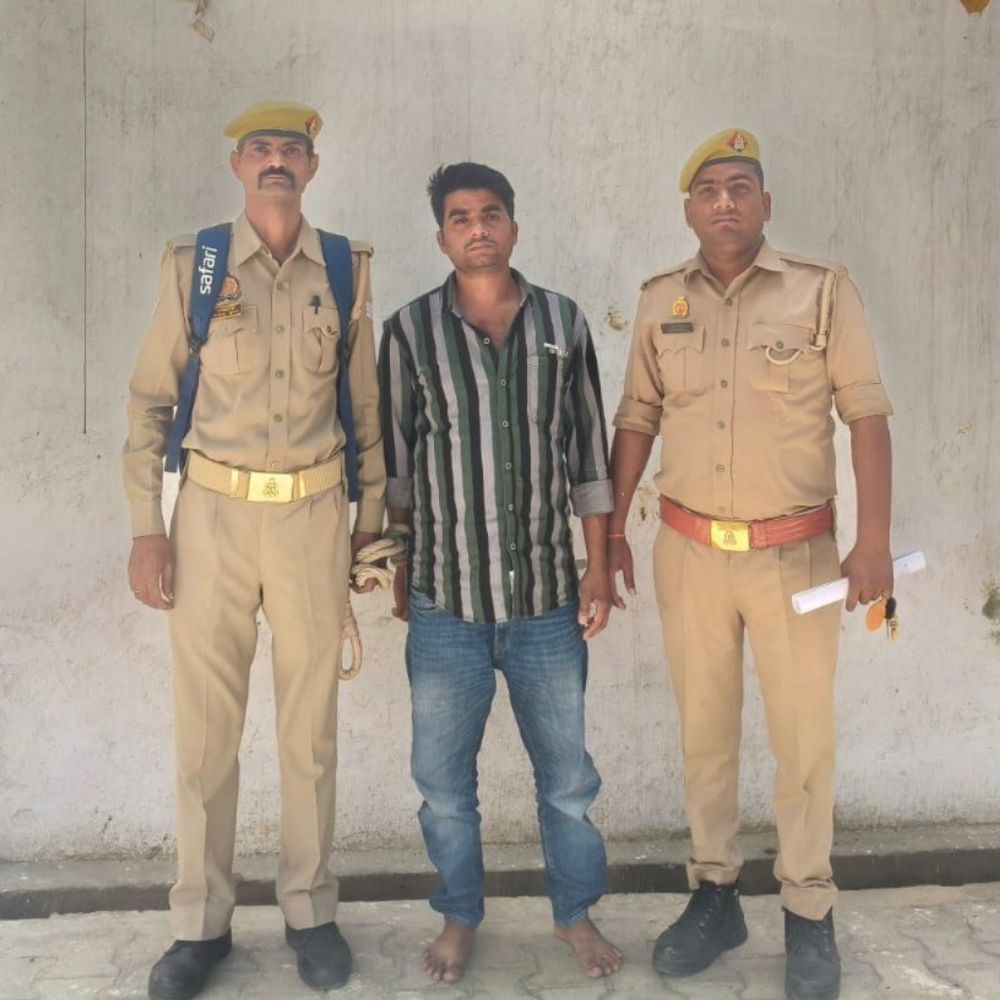 इटावा पुलिस ने 25 हजार के इनामी जुनैद को दबोचा:गैंगस्टर एक्ट में वांछित था, पुलिस गश्त के दौरान मिली सूचना