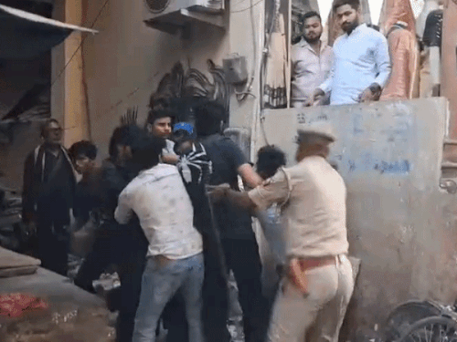 वाराणसी के गाड़ी खड़ा करने की बात पर मारपीट:  झारखंड से घुमने आये थे युवक,पुलिस पर भी उठाया हाथ…तीन गिरफ्तार – Varanasi News