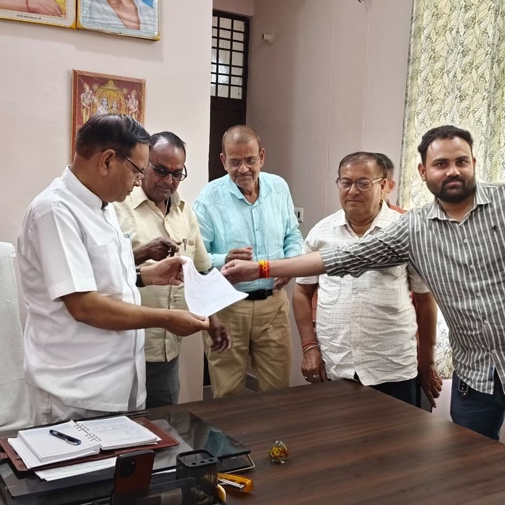 माध्यमिक शिक्षकों ने पुरानी पेंशन बहाली पर किया प्रदर्शन:11 सूत्रीय मांगों पर सौंपा ज्ञापन, शिक्षकों को स्थायी करने की मांग