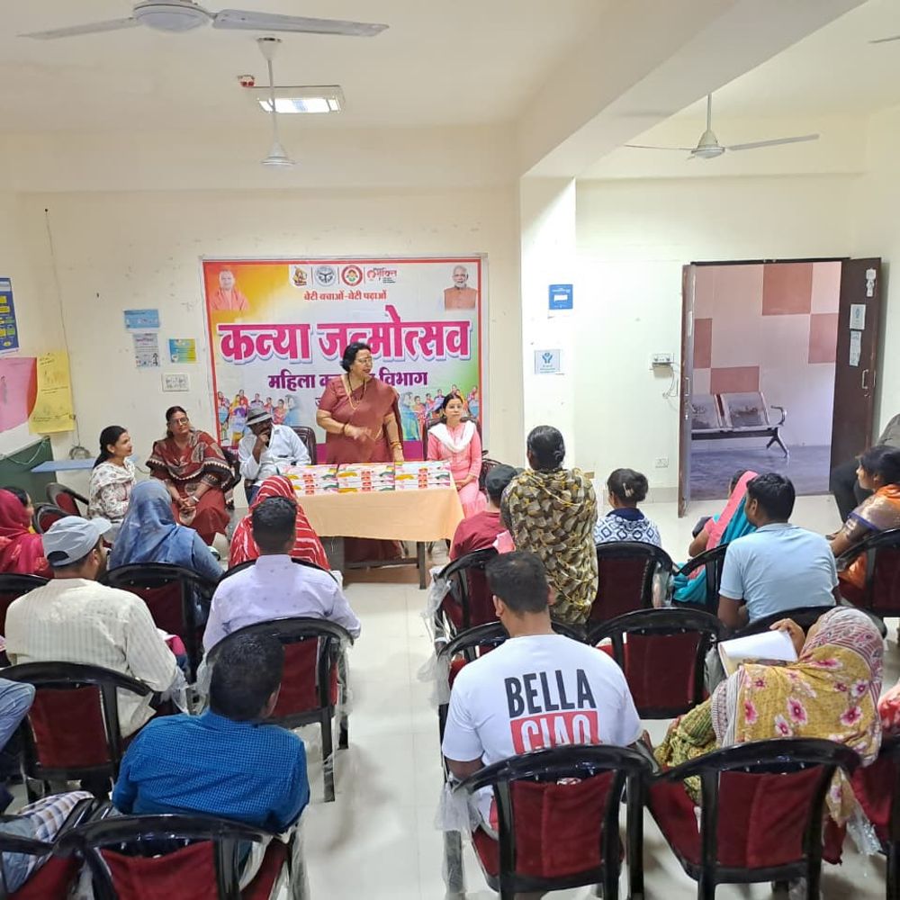 मऊ में कन्या जन्मोत्सव, 19 बच्चियों को बेबिकिट मिले:महिला कल्याण निगम अध्यक्ष ने माताओं को सुमंगला योजना के लिए प्रेरित किया