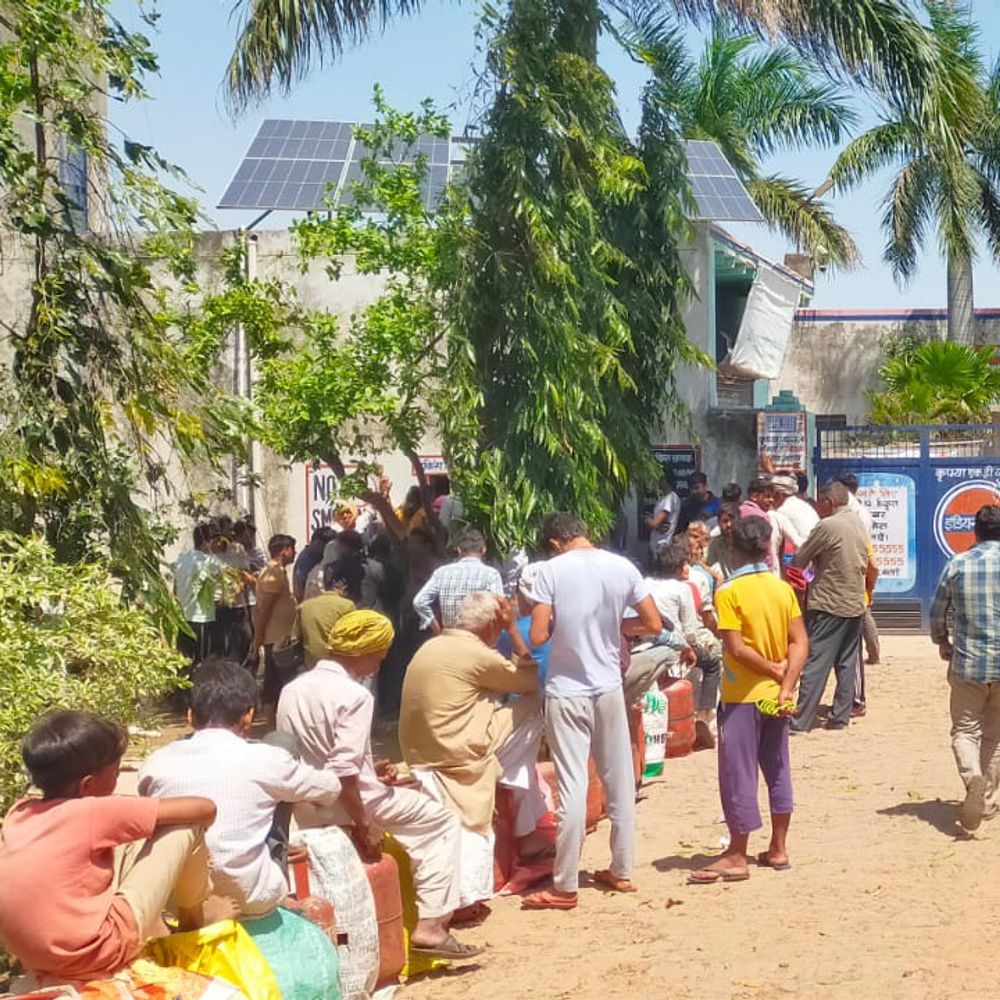 शामली के लिसाढ़ में गैस सिलेंडर की किल्लत:सुबह 4 बजे से लाइन में लगने के बाद भी ग्रामीण खाली हाथ लौटे