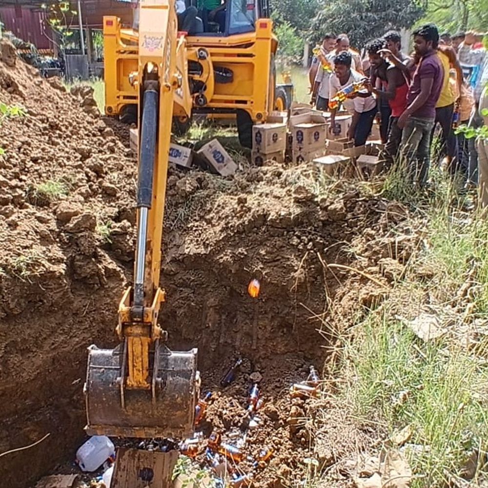 40 लाख की शराब को जमीन में किया दफन:पुलिस ने जेसीबी से गड्ढा खोदकर जमीन में दबाया