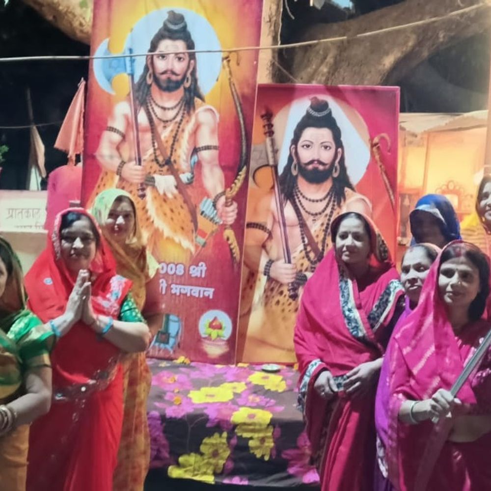 टीकमगढ़ में परशुराम जन्मोत्सव की तैयारियां शुरू:प्रभातफेरी निकालकर घर-घर बांटे जा रहे निमंत्रण, महाआरती भी हुई