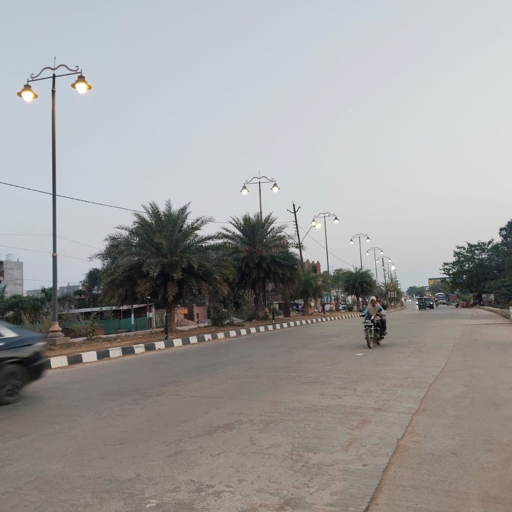 रामघाट-बेड़ी पुलिया मार्ग की डिवाइडर लाइटें दुरुस्त:चित्रकूट खबर के बाद UPPCL ने ठीक की खराब लाइटें, आवागमन हुआ सुगम