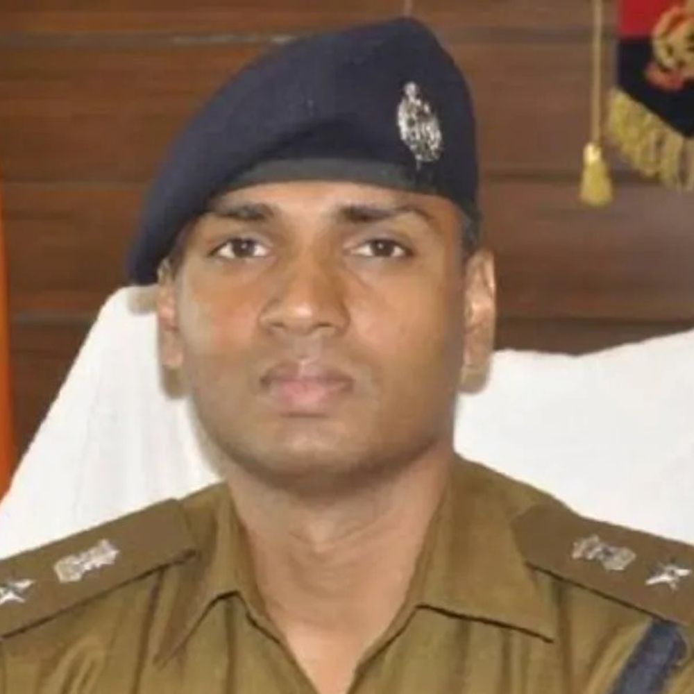 देवरिया एसपी संजीव सुमन हटाए गए:शासन ने पुलिस मुख्यालय से अटैच किया, अभिजीत आर. शंकर बने नए कप्तान