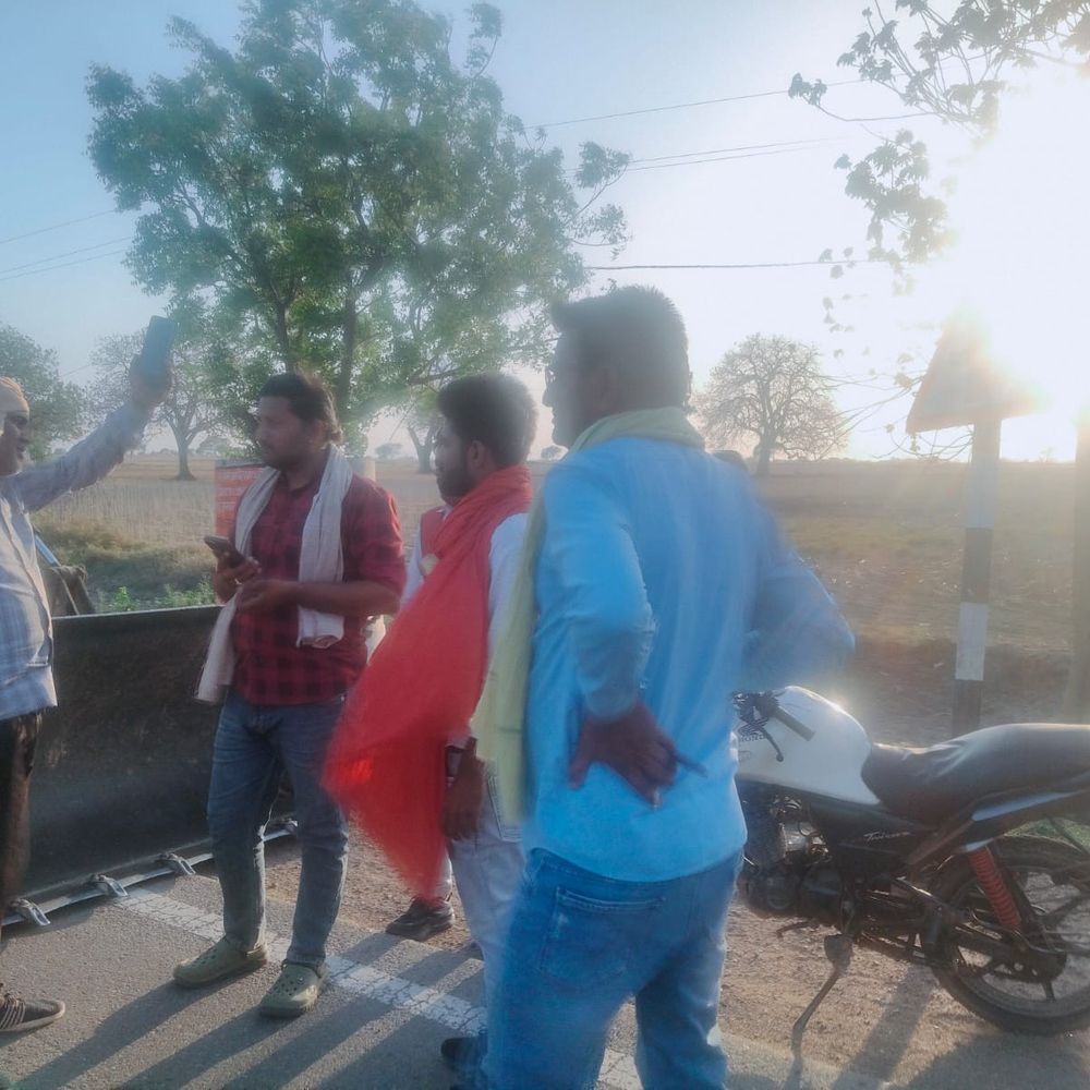 चित्रकूट में अवैध खनन पर पुलिस की कार्रवाई:टीम रोकने वाले दो युवक गिरफ्तार, जेसीबी सीज