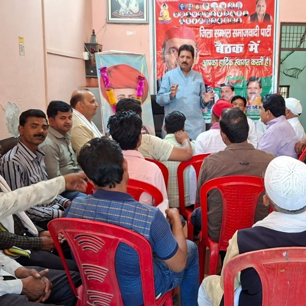 सपा ने महात्मा ज्योतिबा फुले की जयंती मनाई:संभल में कार्यकर्ताओं ने माल्यार्पण कर उनके जीवन पर प्रकाश डाला