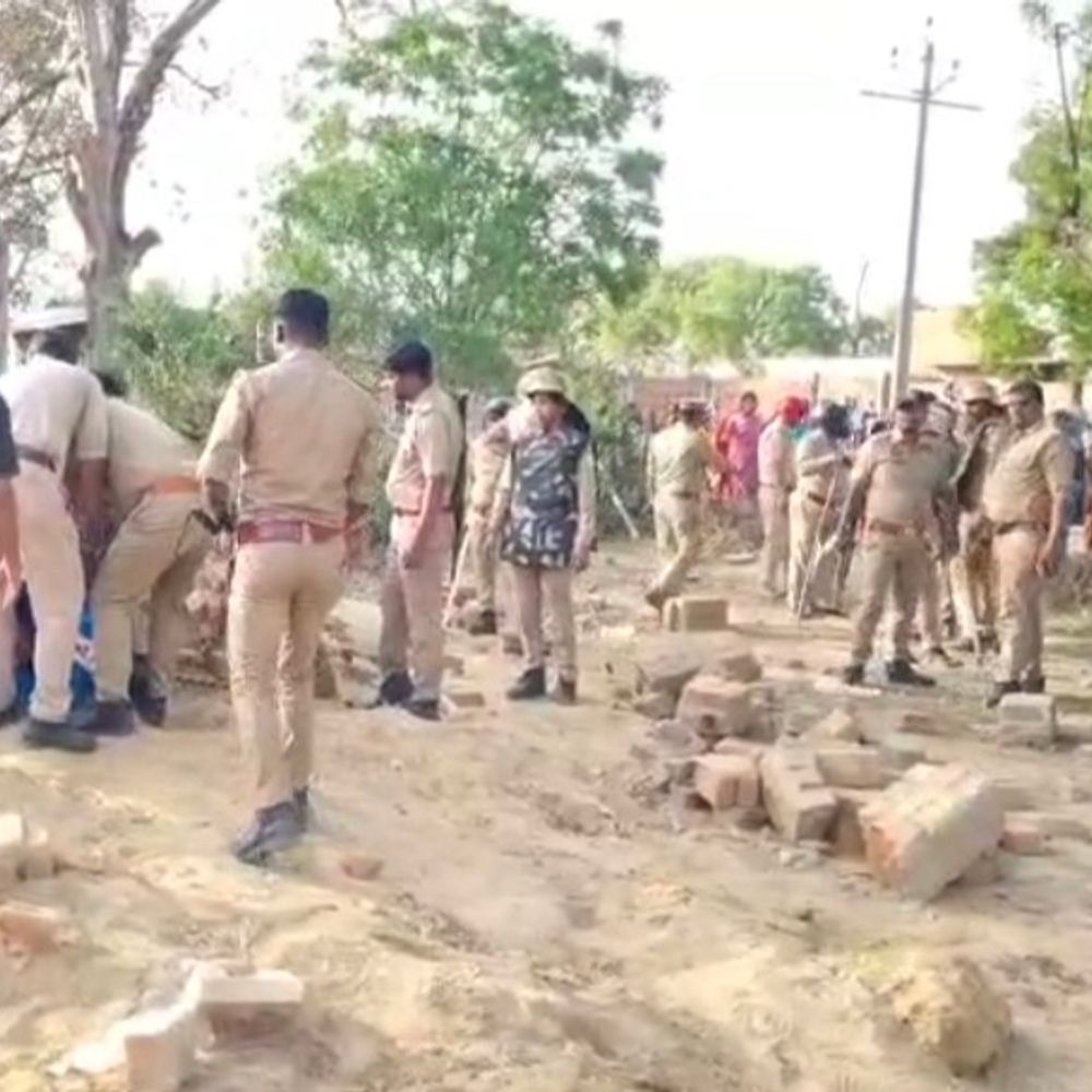 सरकारी जमीन पर प्रतिमा लगाने को लेकर विवाद:अमेठी में ग्रामीणों-पुलिस में झड़प, 12 लोग हिरासत में, मुकदमा दर्ज