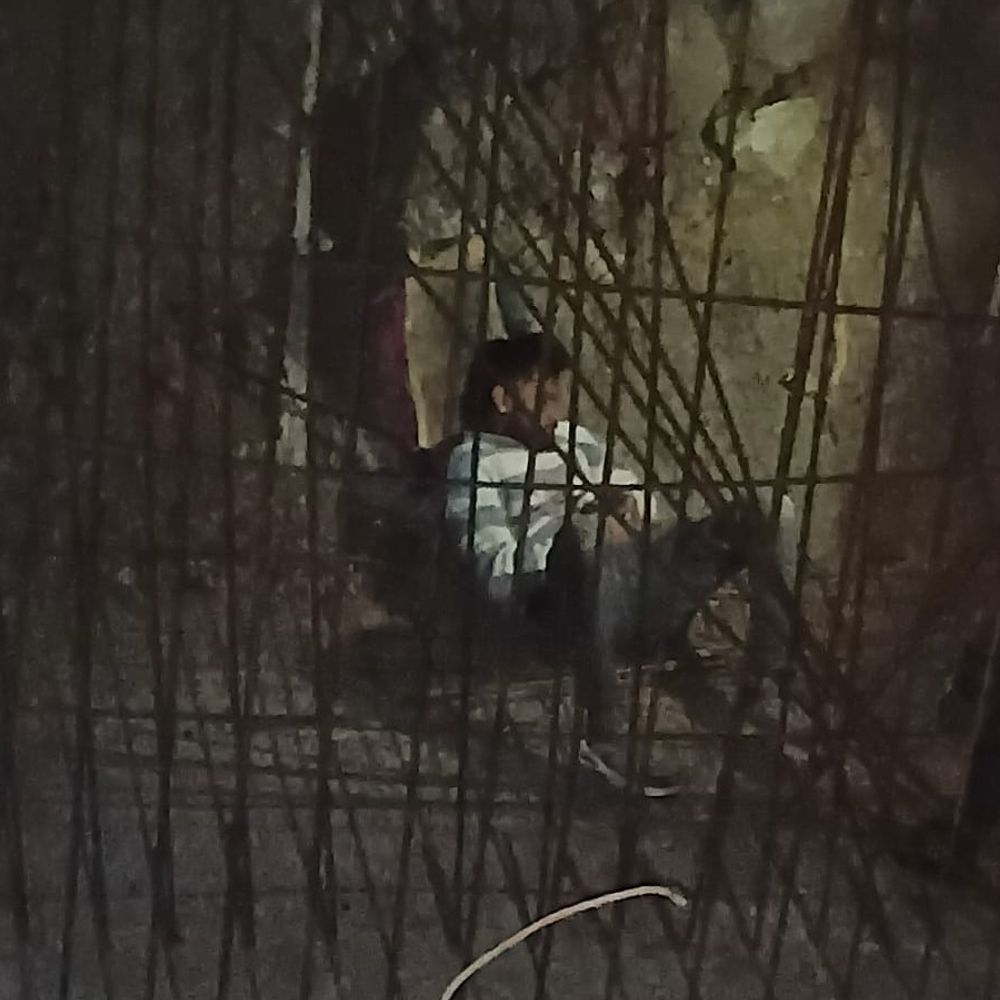 बाइक सवार के पेट के आर-पार हुआ सरिया:रायसेन में निर्माणाधीन पुलिया में गिरा युवक; ग्राइंडर से काटकर निकाला; हालत नाजुक