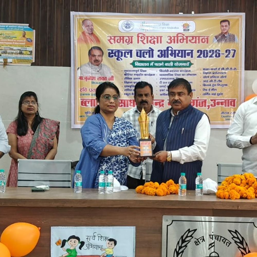 नवाबगंज में स्कूल चलो अभियान रैली:उन्नाव में शिक्षा के प्रति जागरूकता बढ़ाने के लिए आयोजन