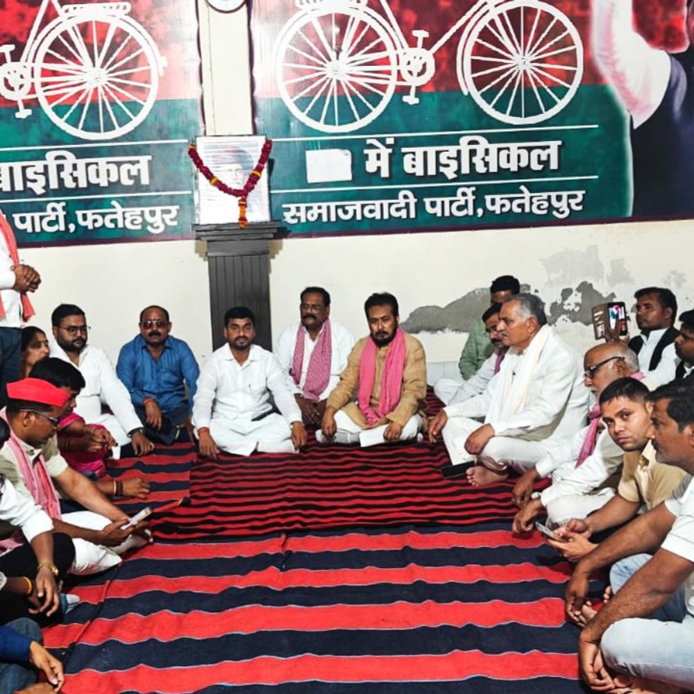 सपा ने मनाई ज्योतिराव फुले की जयंती:चित्र पर पुष्प अर्पित कर जीवन पर चर्चा, कहा- कुरीतियों का सदैव विरोध किया