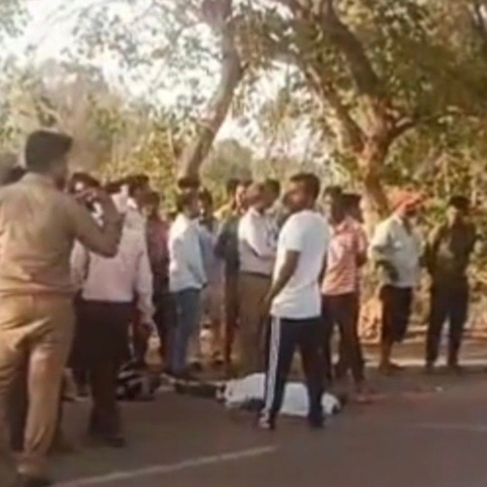 कौशांबी में सड़क हादसे में बाइक सवार की मौत:डंपर ने मारी टक्कर, दूसरा गंभीर; चालक फरार