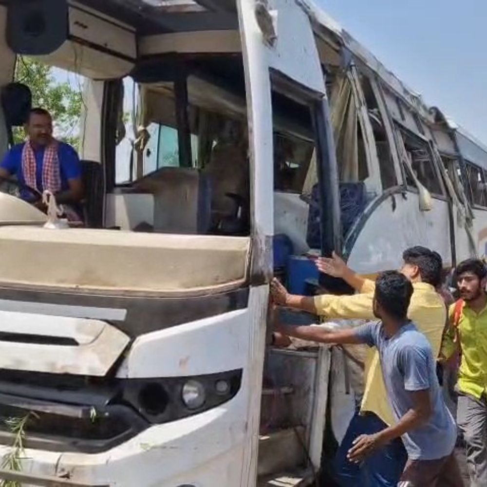 नंदगंज बस हादसा, ड्राइवर पर लापरवाही का केस दर्ज:गाजीपुर में दो महिला श्रद्धालुओं की मौत, एक शव परिजनों को सौंपा गया