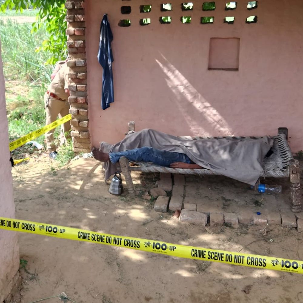 सैलून संचालक का शव जंगल में चारपाई पर मिला:मेरठ के नंगली गांव की घटना, पोस्टमार्टम रिपोर्ट से खुलेगा मौत का राज