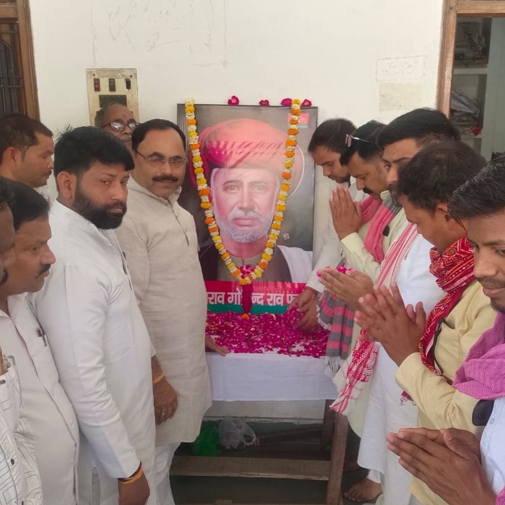 सपा कार्यालय में ज्योतिराव फुले की जयंती मनाई गई:कार्यकर्ताओं ने श्रद्धांजलि अर्पित कर उनके सामाजिक योगदान को याद किया