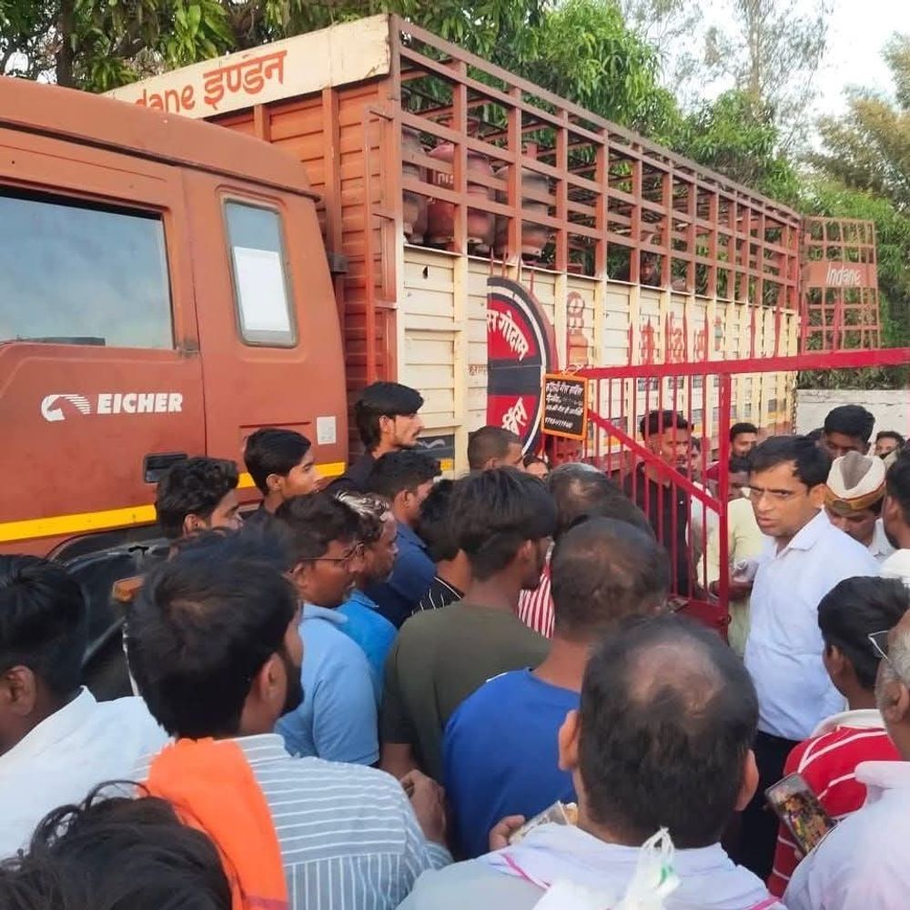 रुदौली गैस एजेंसी पर एसडीएम का औचक निरीक्षण:अनियमितताओं की शिकायत पर जांच, उपभोक्ताओं ने बताईं समस्याएं