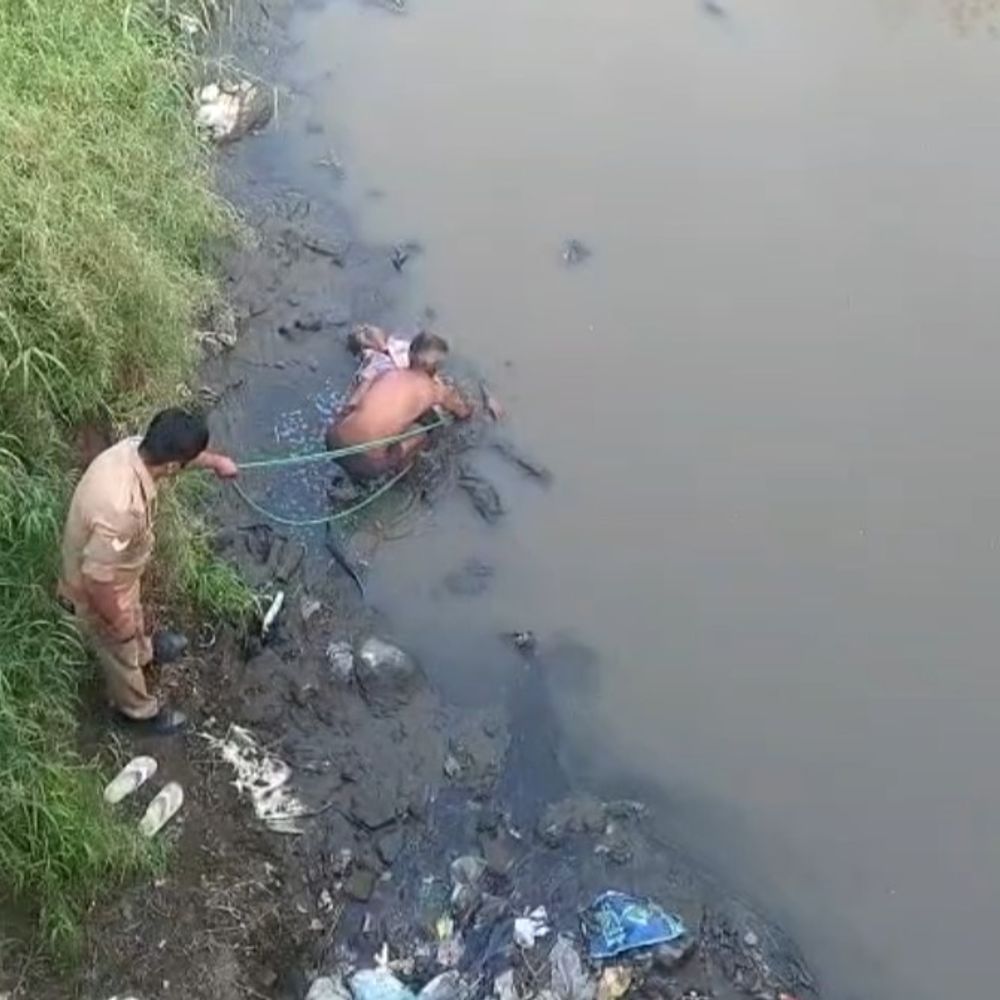 मेरठ में ई-रिक्शा चालक का शव नाले में मिला:संदिग्ध परिस्थितियों में मौत, पुलिस जांच में जुटी