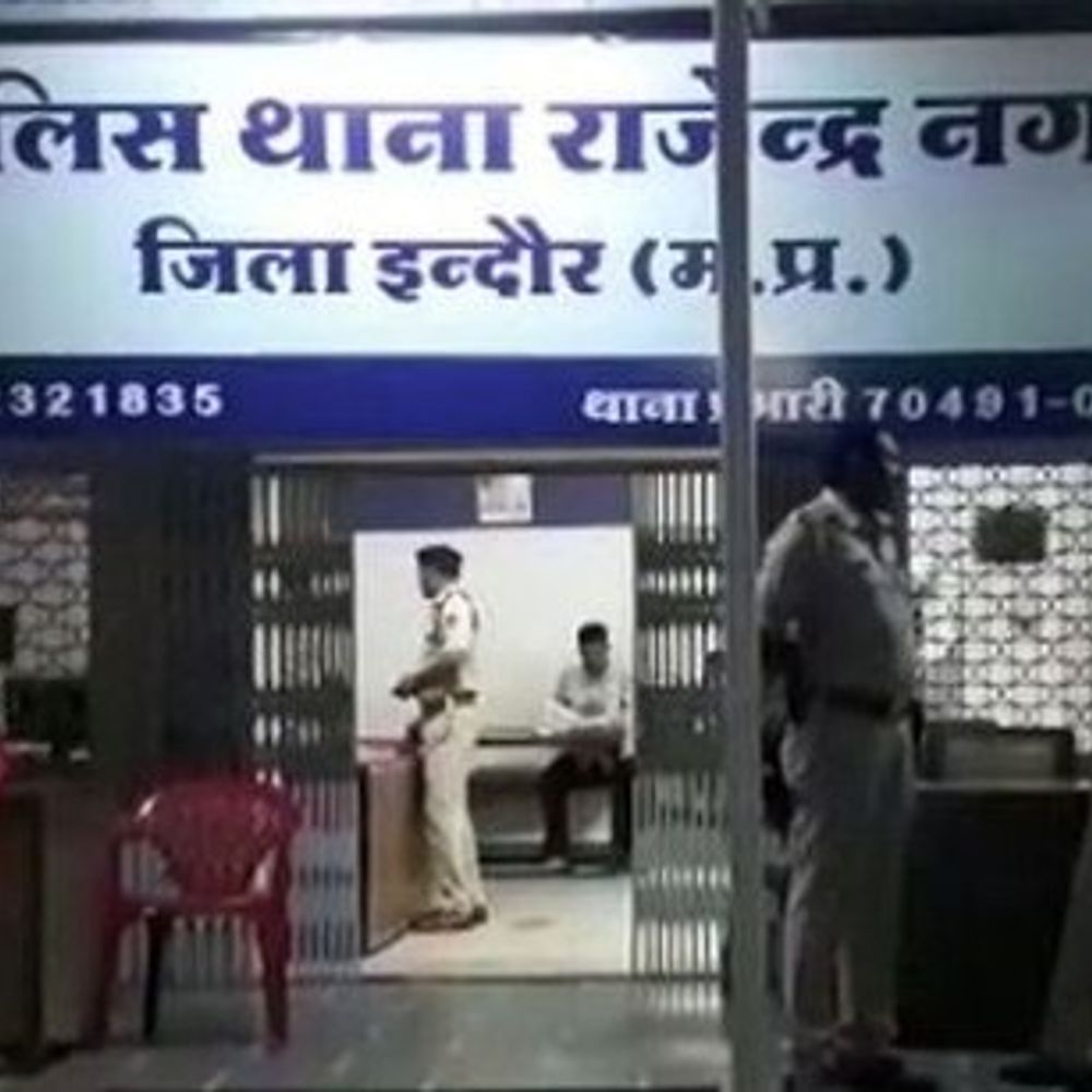 इंदौर में युवक के सिर पर पत्थर मारकर हत्या:  शराब दुकान के पास मैदान में गंभीर हालत में मिला था, इलाज के दौरान मौत – Indore News