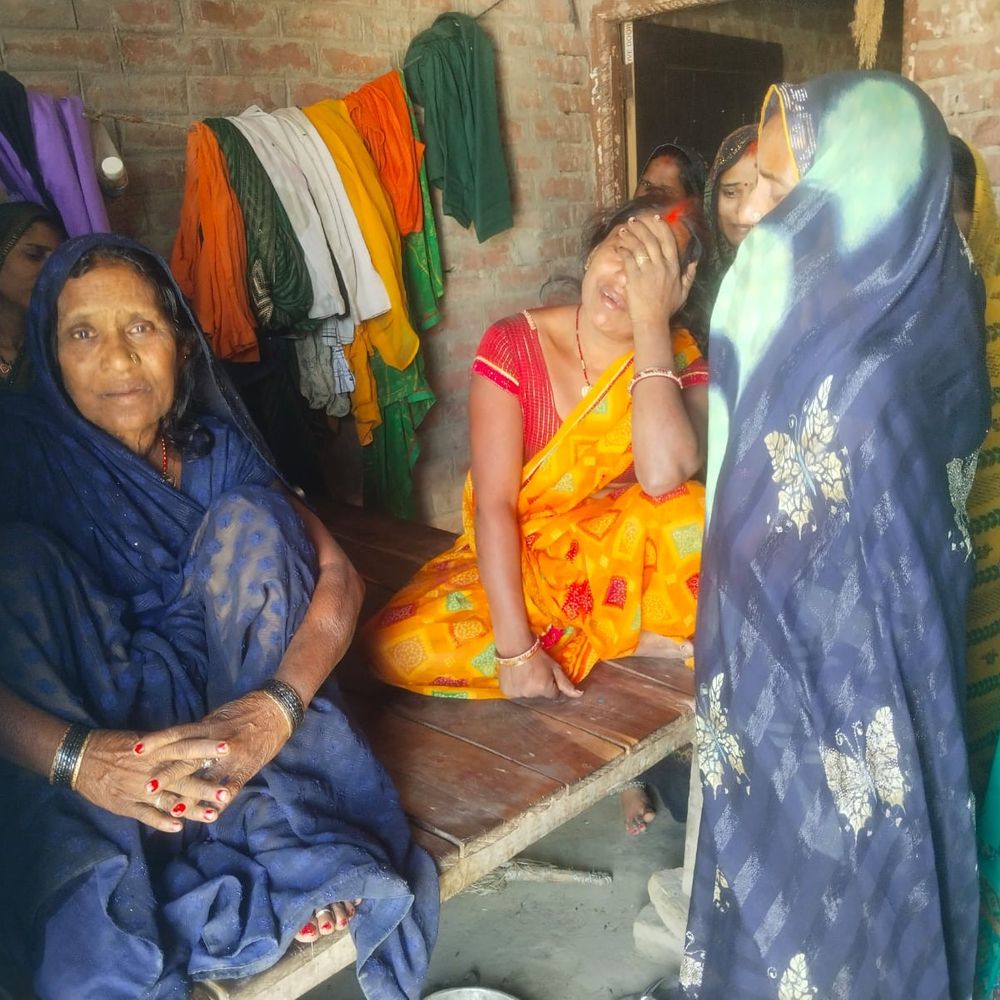 गाजीपुर में भूसा बनाने वाली मशीन पर गिरा चालक, मौत:काटा हुआ बांया पैर मिला, लेकिन दाहिना हाथ गायब; पोस्टमॉर्टम को भेजा शव