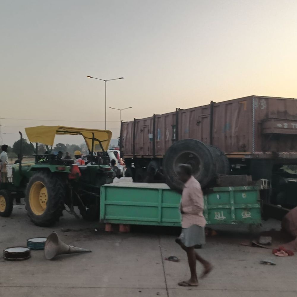 मैहर में ट्रेलर ने खड़ी ट्रैक्टर-ट्रॉली को मारी टक्कर:बेलदरा लौट रहे 15 लोग घायल, NH-30 पर हुआ हादसा