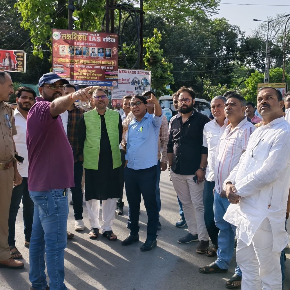 बलिया के 10 चौराहों का होगा सुंदरीकरण:3 करोड़ रुपये जारी, परिवहन मंत्री के भाई संग सीआरओ ने किया निरीक्षण
