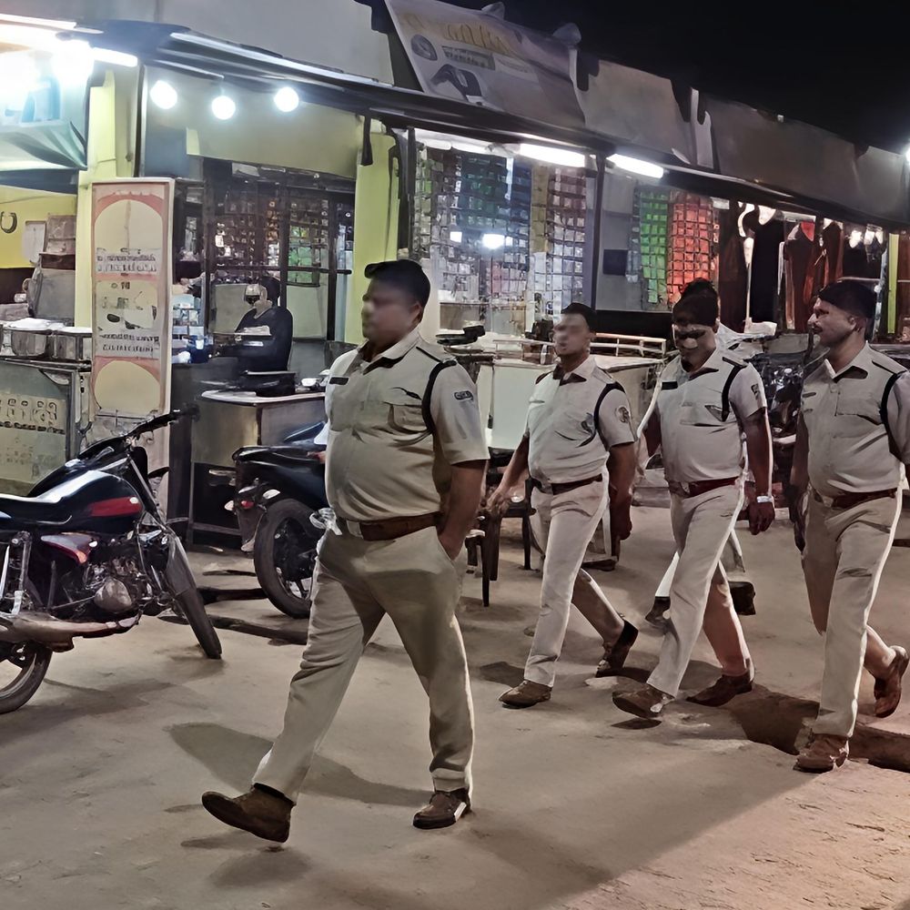 शिवपुरी में पुलिस सड़कों पर उतरी:टीआई रोहित दुबे ने किया फ्लैग मार्च, संदिग्धों से हुई पूछताछ
