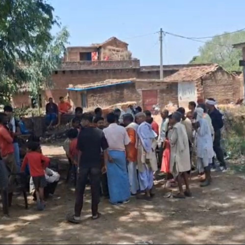 जालौन में महिला का शव फंदे पर लटका मिला:पति से विवाद के बाद मायके में रह रही थी, पुलिस जांच जारी