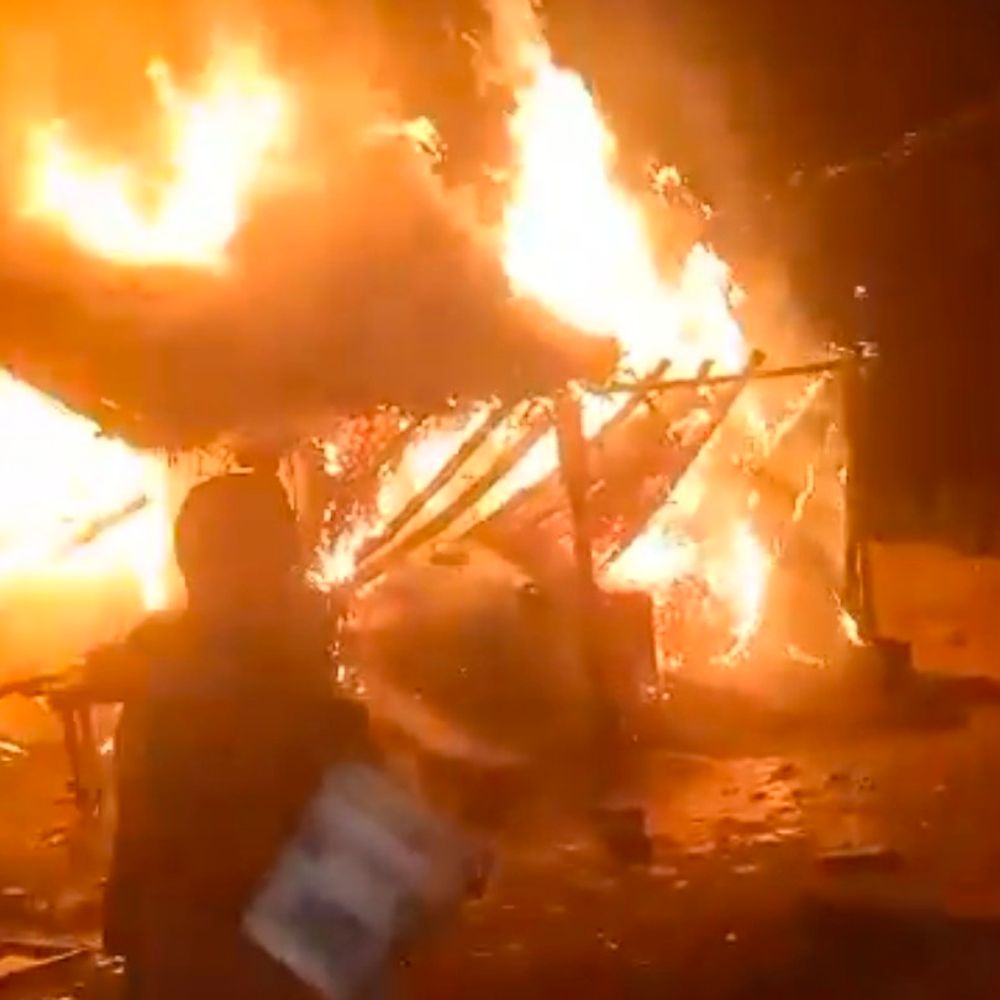 छप्पर की दुकान में आग लगने का VIDEO:हरदोई में चाय-समोसे की दुकान जलकर राख, अज्ञात के खिलाफ शिकायत