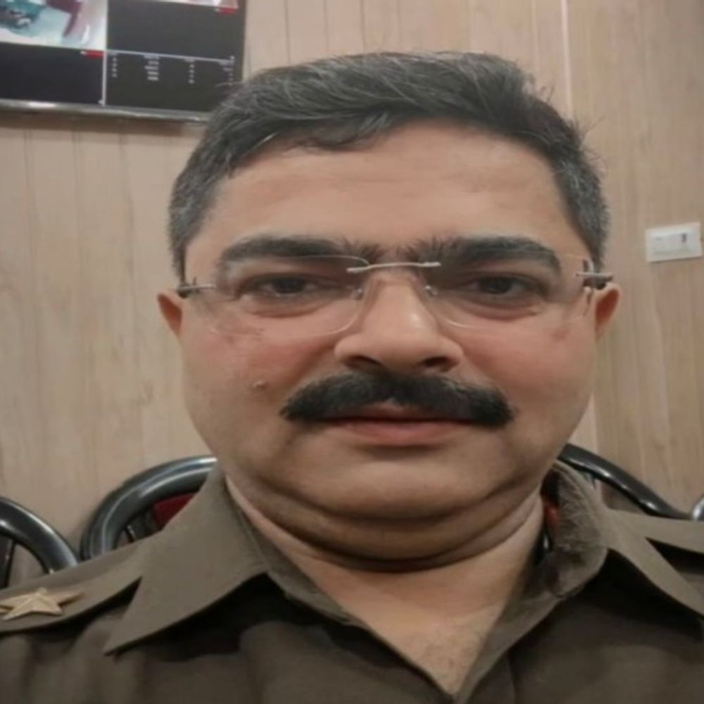 सुलतानपुर में लाइन हाजिर हुए दरोगा बने पीआरओ:गर्भपात के आरोपियों को छोड़ा था, 4 और दरोगाओं का ट्रांसफर हुआ