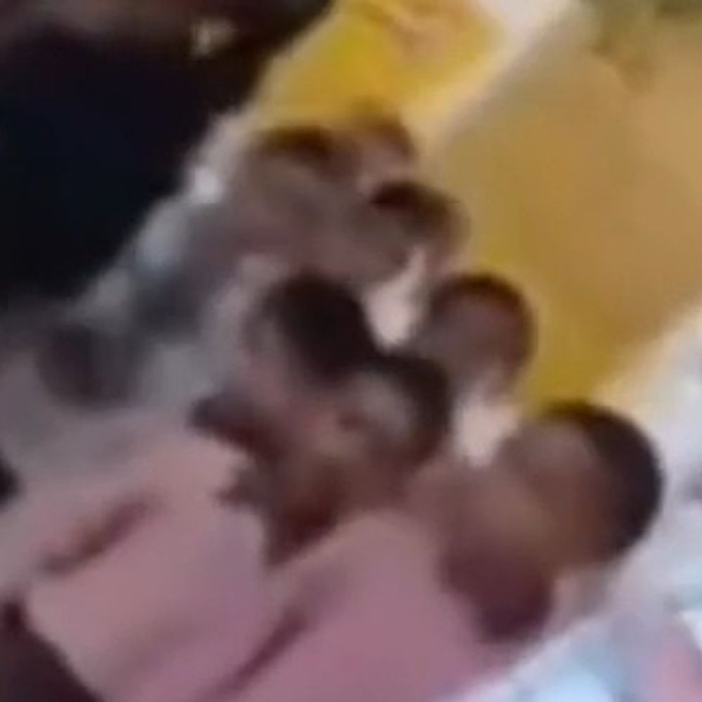 छात्रों से काम कराने वाला शिक्षक निलंबित, VIDEO:परिसर में छाड़ू लगाते और साफ-सफाई करते नजर आए थे बच्चे, BSA ने की कार्रवाई