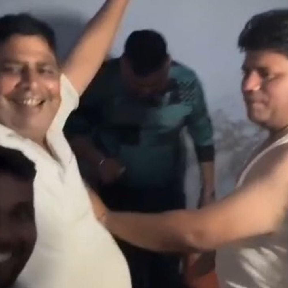 अपराधी का जन्मदिन मनाने पर तीन हेड कांस्टेबल निलंबित:पीलीभीत में वीडियो सामने आया था, एसपी ने की कार्रवाई