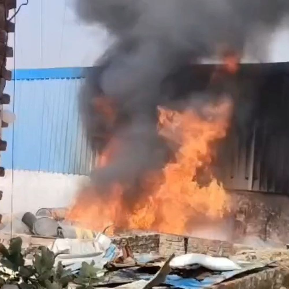 गोंडा में मैरिज हॉल के तारकोल गोदाम में लगी आग:5 तारकोल ड्रम जलकर राख, आग की चपेट में आने से प्लास्टिक ड्रम भी जले