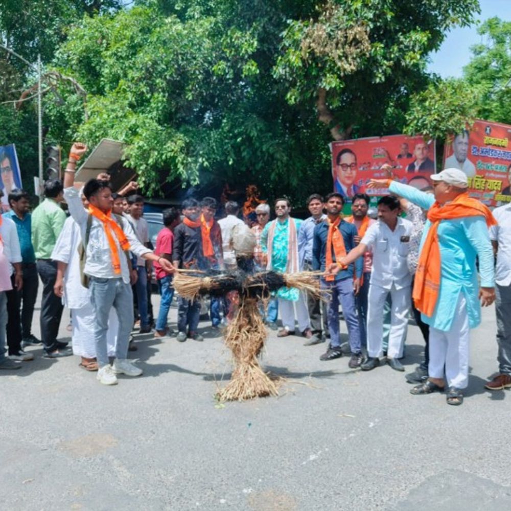 शाहजहांपुर में प्राइवेट स्कूलों की मनमानी पर प्रदर्शन:राष्ट्रीय गौ रक्षक संघ ने पुतला फूंका, कार्रवाई की मांग की