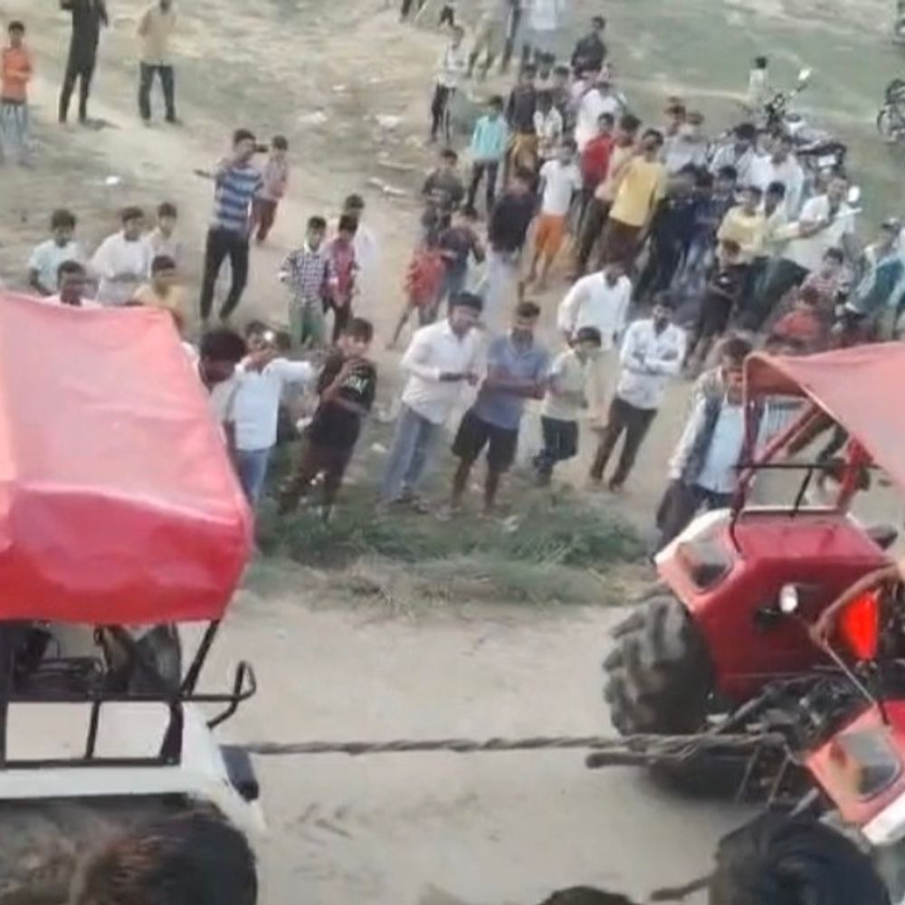 बदायूं में 500 रुपये की शर्त पर ट्रैक्टरों से स्टंट:दो ट्रैक्टरों के बीच ताकत आजमाइश, सोत नदी किनारे के किनारे जुटी भीड़
