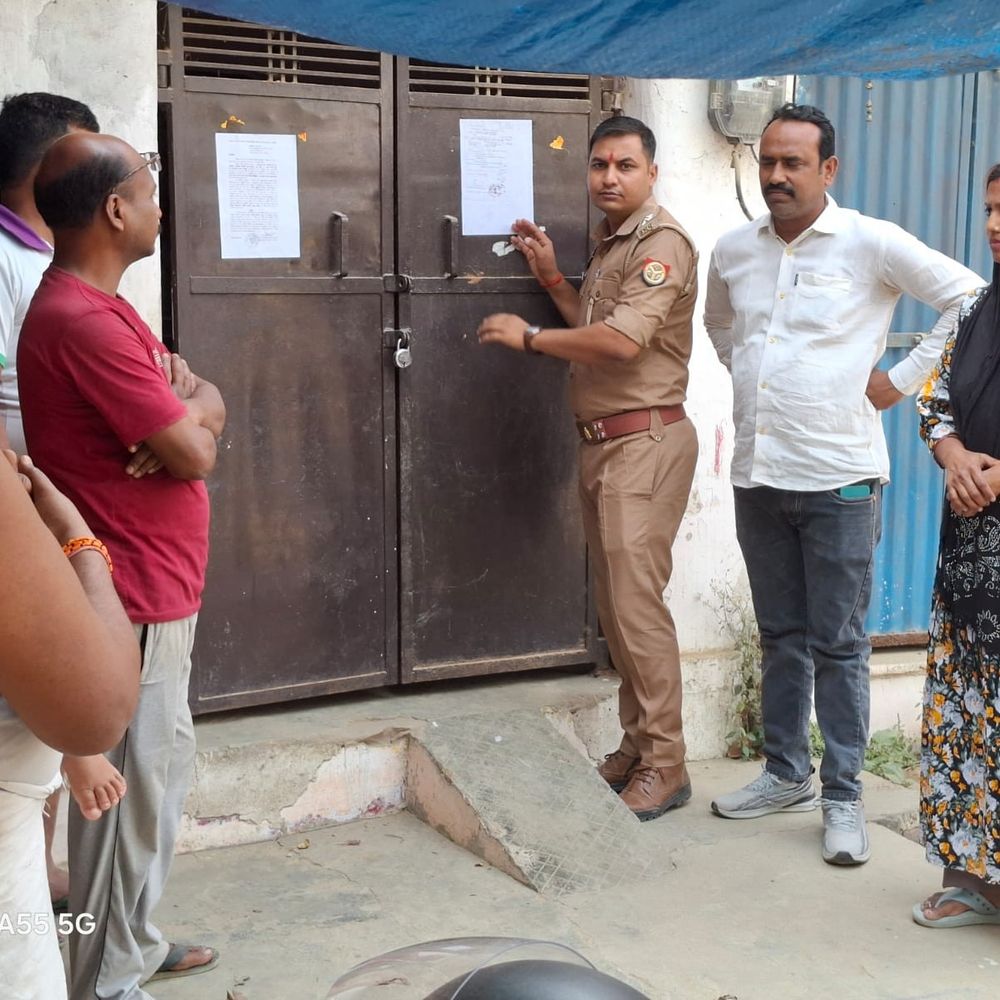 पॉक्सो एक्ट के दो फरार आरोपियों के घर कुर्की नोटिस:पुलिस ने मुनादी कराकर पड़ोसियों को दी जानकारी, कोर्ट से जारी हुई नोटिस