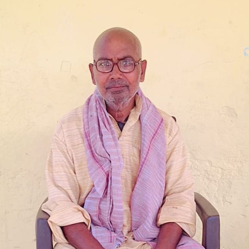 विदाई समारोह के दिन ही रिटायर हेडमास्टर की मौत:मऊ में खेत में सूखा मटर समेटने के दौरान आया हार्ट अटैक, ग्रामीण ने देखा