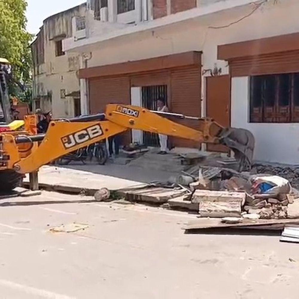 सीतापुर में अतिक्रमण पर चला बुलडोजर:सड़क चौड़ीकरण के लिए चिह्नित अवैध निर्माण हटाए गए, पालिका टीम ने की कार्रवाई