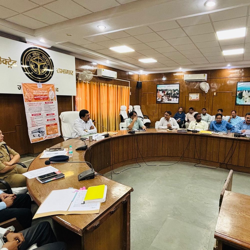 फर्रुखाबाद में ग्राम परिवहन योजना के मार्ग तय:डीएम की अध्यक्षता में 11 ग्रामीण मार्गों पर बसों को मंजूरी