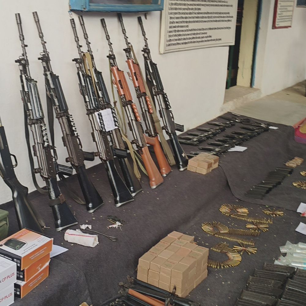 प्रतापगढ़ में एसपी जीआरपी ने किया औचक निरीक्षण:थाने की व्यवस्थाओं, शस्त्रों और रेलवे स्टेशन सुरक्षा का जायजा