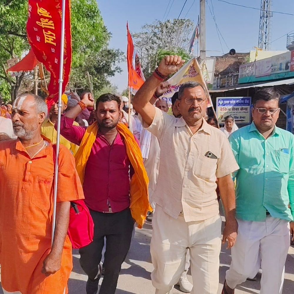 84 कोसी परिक्रमा में उमड़ी श्रद्धालुओं की भीड़:21 दिन की 240 किमी यात्रा, पांच जिलों से होकर गुजरेगी