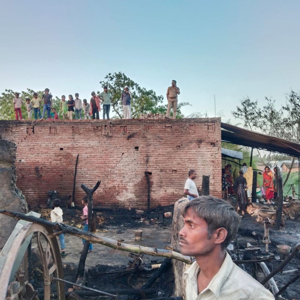 श्रावस्ती में 4 परिवारों के फूंस के घर जलकर राख:लाखों की संपत्ति के नुकसान की आशंका, हवा चलने से तेजी से फैली आग