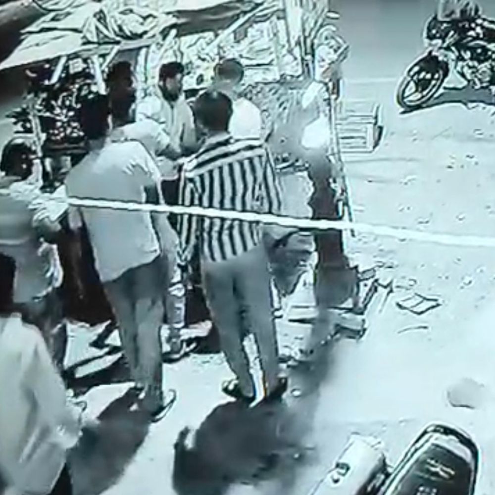 नगर पंचायत पृथ्वीगंज प्रतिनिधि संजय सरोज समेत तीन पर केस:व्यापारी से रंगदारी, मारपीट का आरोप, CCTV फुटेज आया सामने