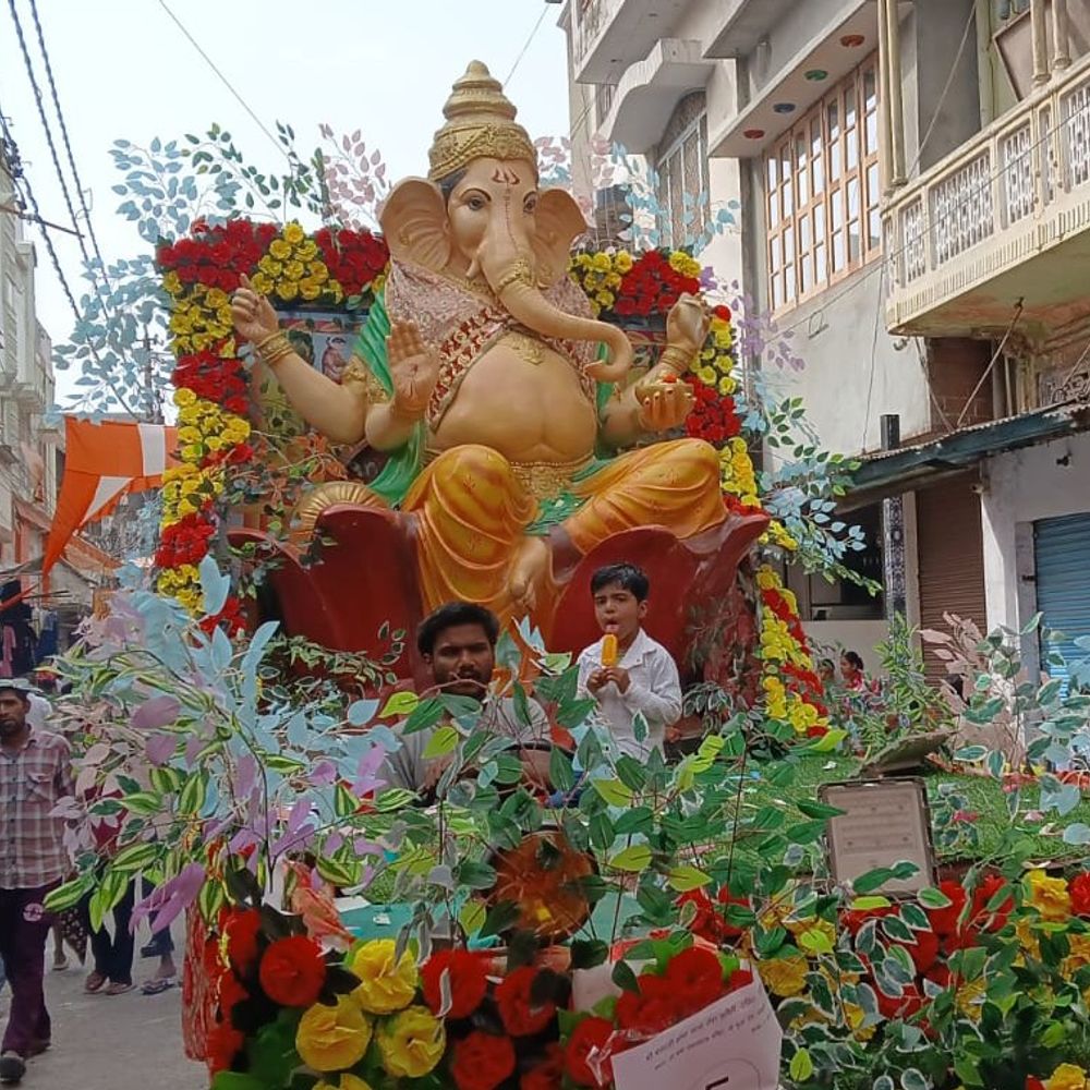 शामली में श्री बालाजी जन्मोत्सव पर भव्य शोभायात्रा निकली:कबाड़ी बाजार से शुरू होकर प्रमुख मार्गों से गुजरी, लोगों ने फूल बरसाए