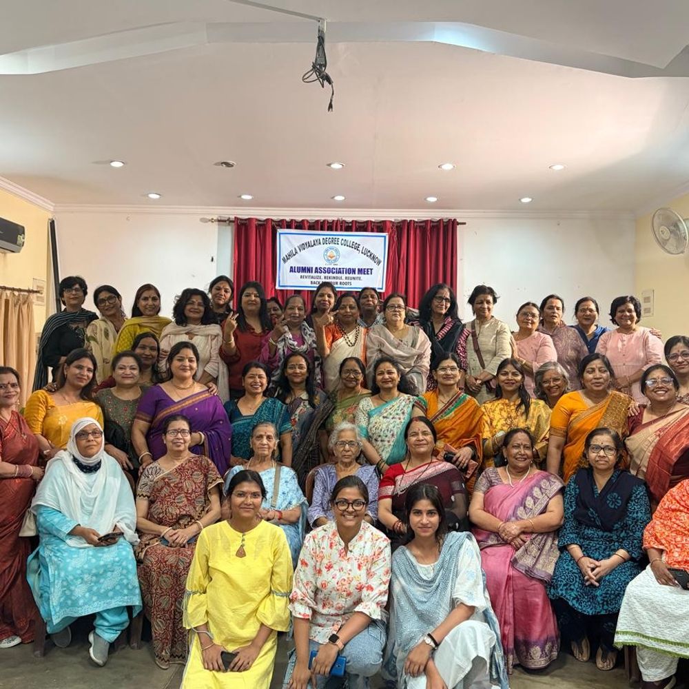 लखनऊ महिला महाविद्यालय में पूर्व छात्राओं का मिलन समारोह:दशकों बाद लौटीं पुरानी यादें, 1967 बैच की छात्राएं भी शामिल