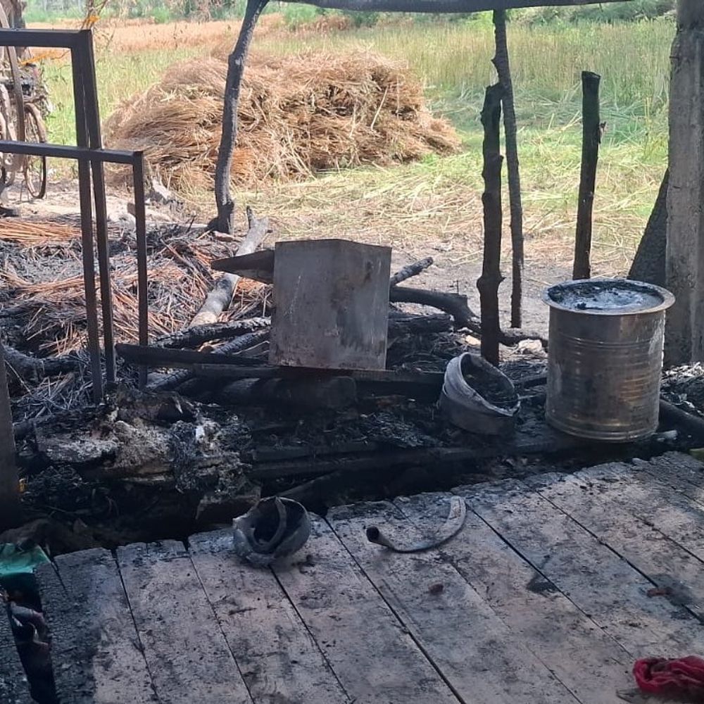 गोंडा में 4 किसानों के छप्पर जलकर खाक:लाखों का नुकसान, नकदी, जेवर और ई-रिक्शा भी जला, आर्थिक सहायता का अश्वासन